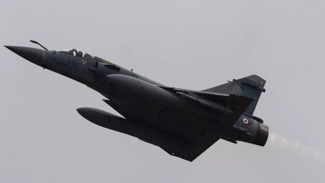 Un avion de luptă Dassault Mirage 2000 decolează în timpul unui exercițiu de antrenament al Forțelor Aeriene Franceze