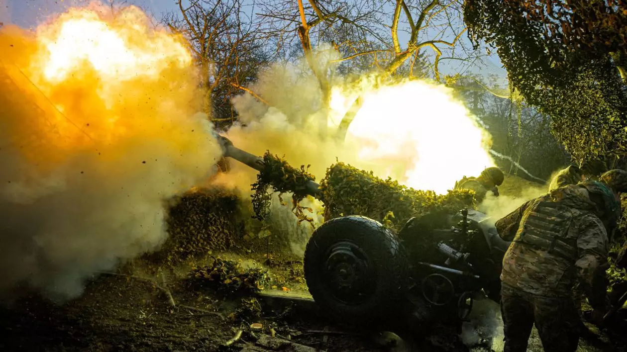Militari ucraineni operează un obuzier D-30 pe linia frontului. Imagine cu caracter ilustrativ Foto: Hepta