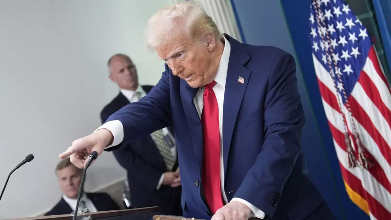 Președintele american Donald Trump gesticuleaza in timpul unei conferinte de presa
