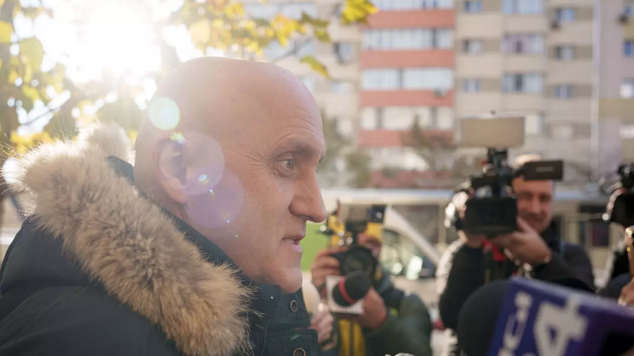 Horațiu Potra surprins în timp ce este înconjurat de jurnaliști și camere de filmat - 12 decembrie 2024.