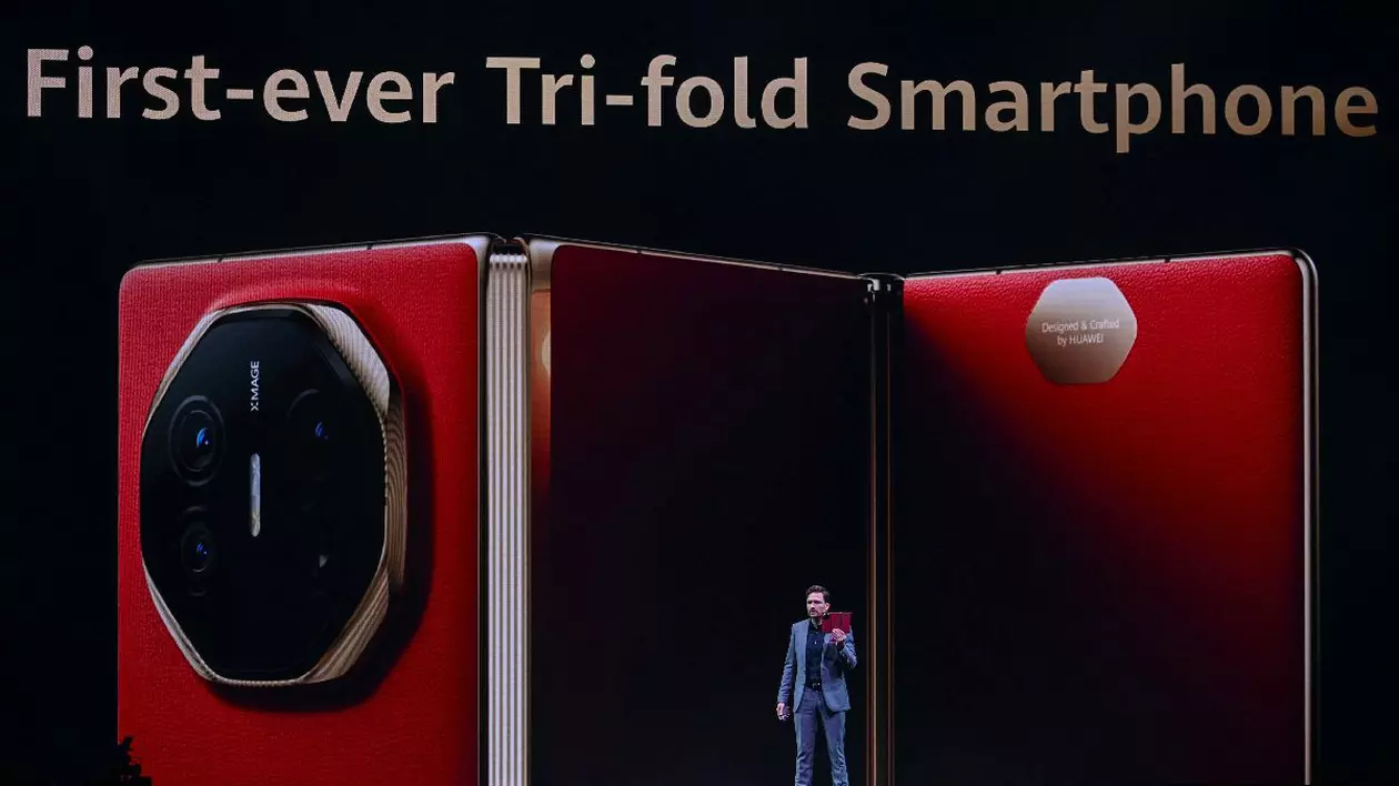 Un oficial Huawei stă în fața unui ecran pe care se prezintă telefonul de culoare roșie cu ecran triplu pliabil Huawei Mate XT.