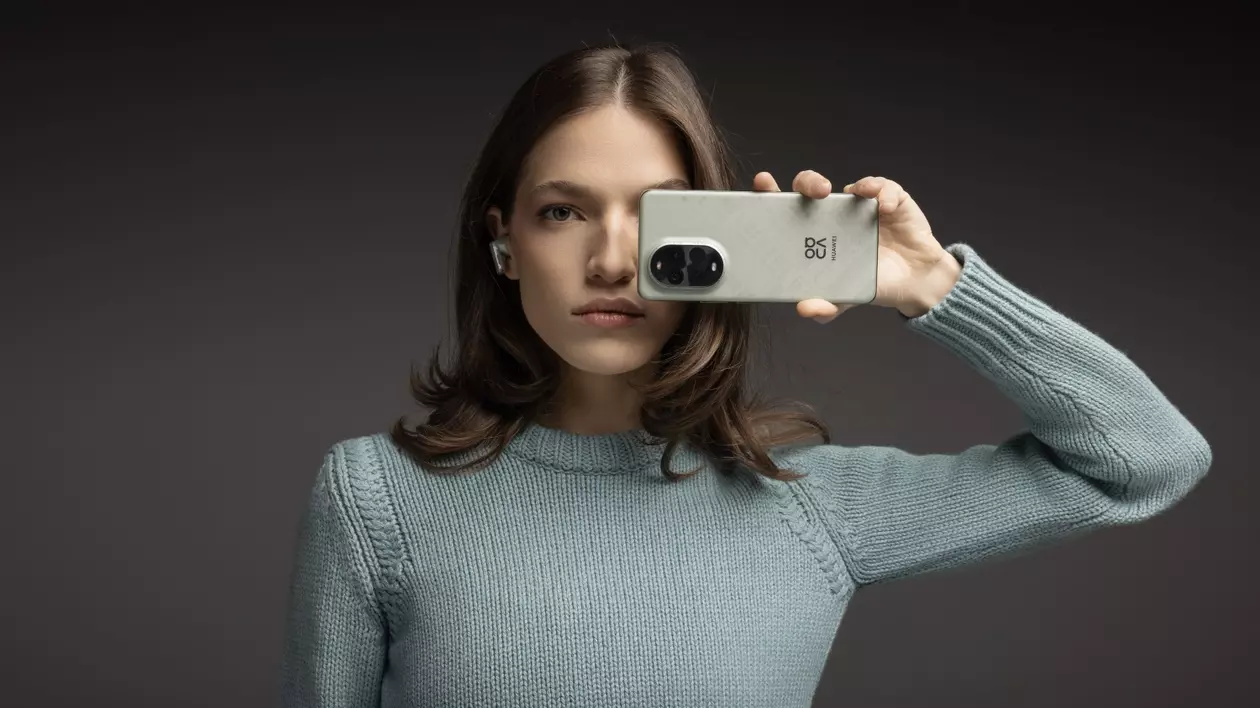 Huawei - posa cu o fata cu parul scurt saten, cu o bluza vernil, tinand telefonul huawei in dreptul ochiului, pe orizontala