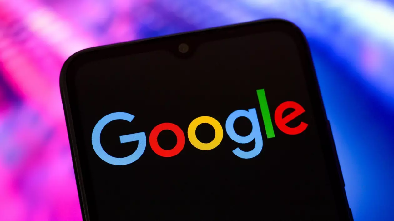 Imagine cu logo-ul Google afișat pe ecranul unui smartphone.