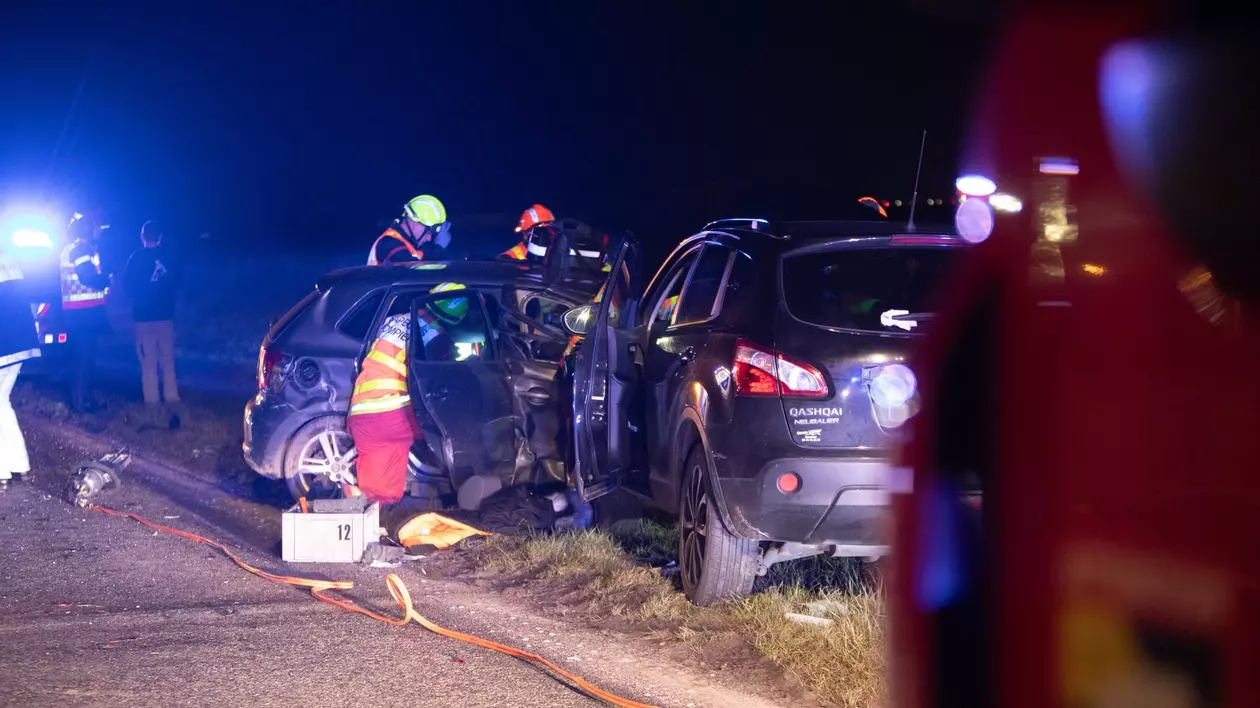 Imagine cu pompierii aflați pe o șosea din Beauvais, unde un român a provocat un accident.