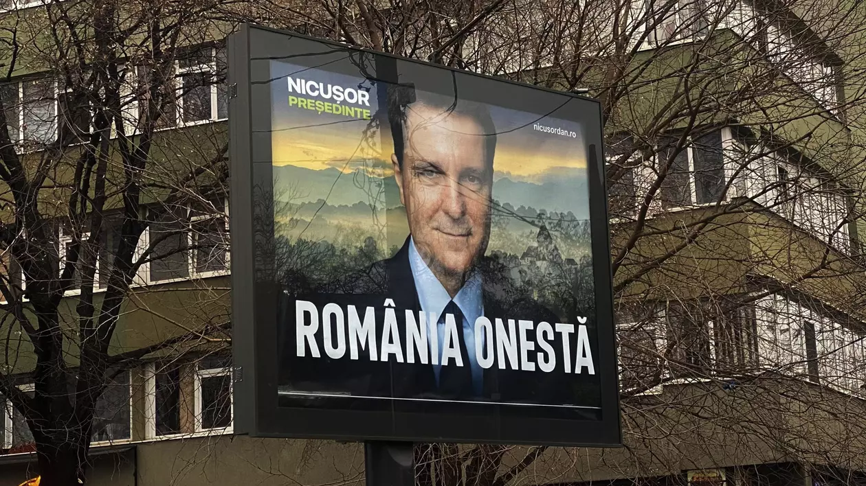 Panou din București pentru promovarea lui Nicușor Dan. FOTO: Libertatea