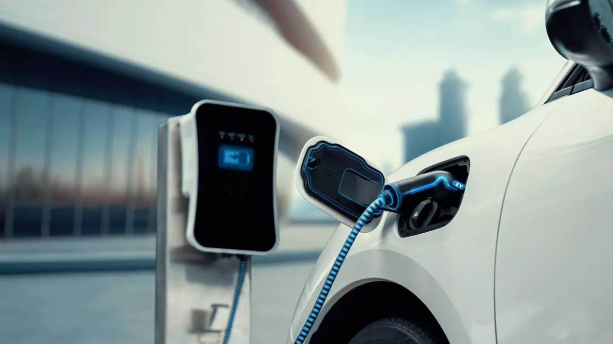 masina electrica alba conectata pentru incarcare