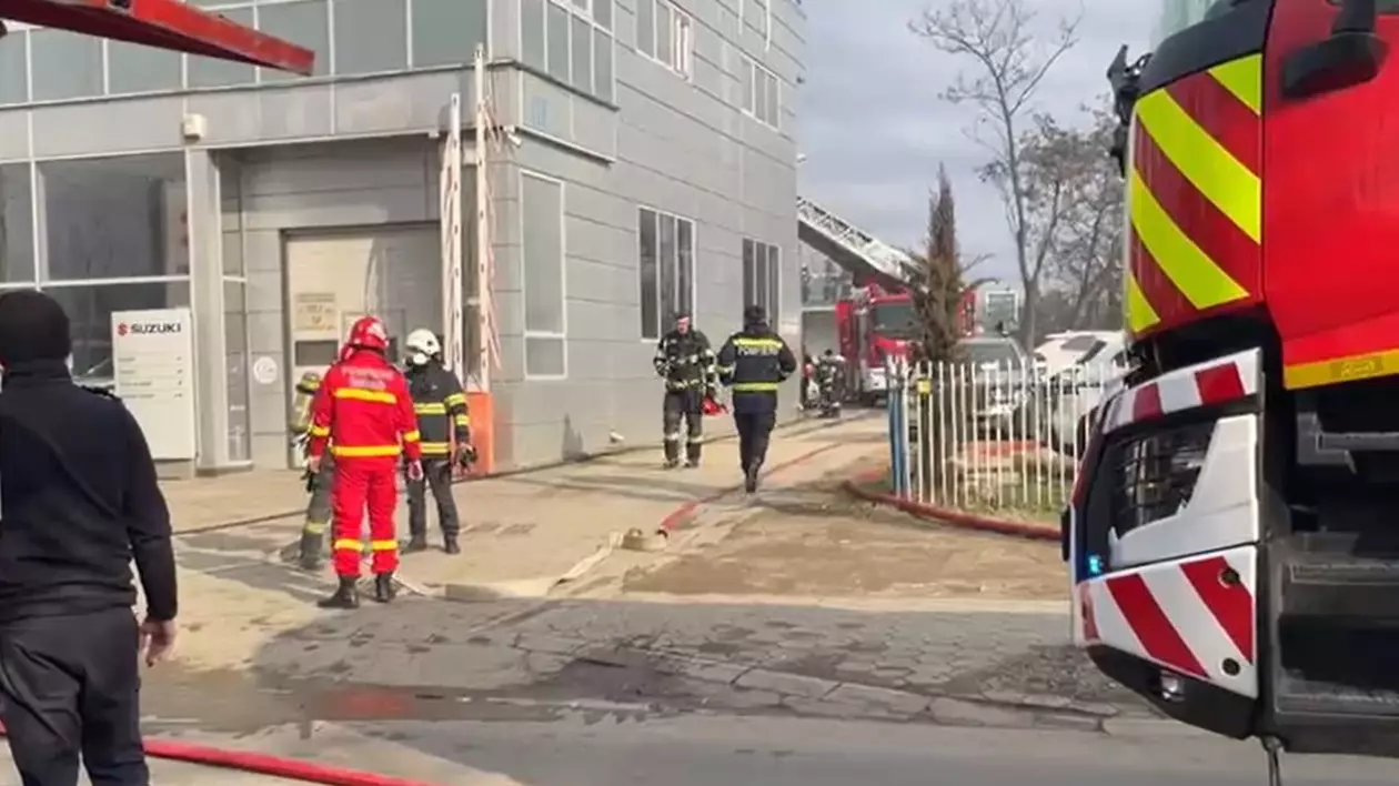 pompieri care intervin la un incendiu izbucnit la o cabină de vopsit al unui service auto din Iași, 7 februarie 2025