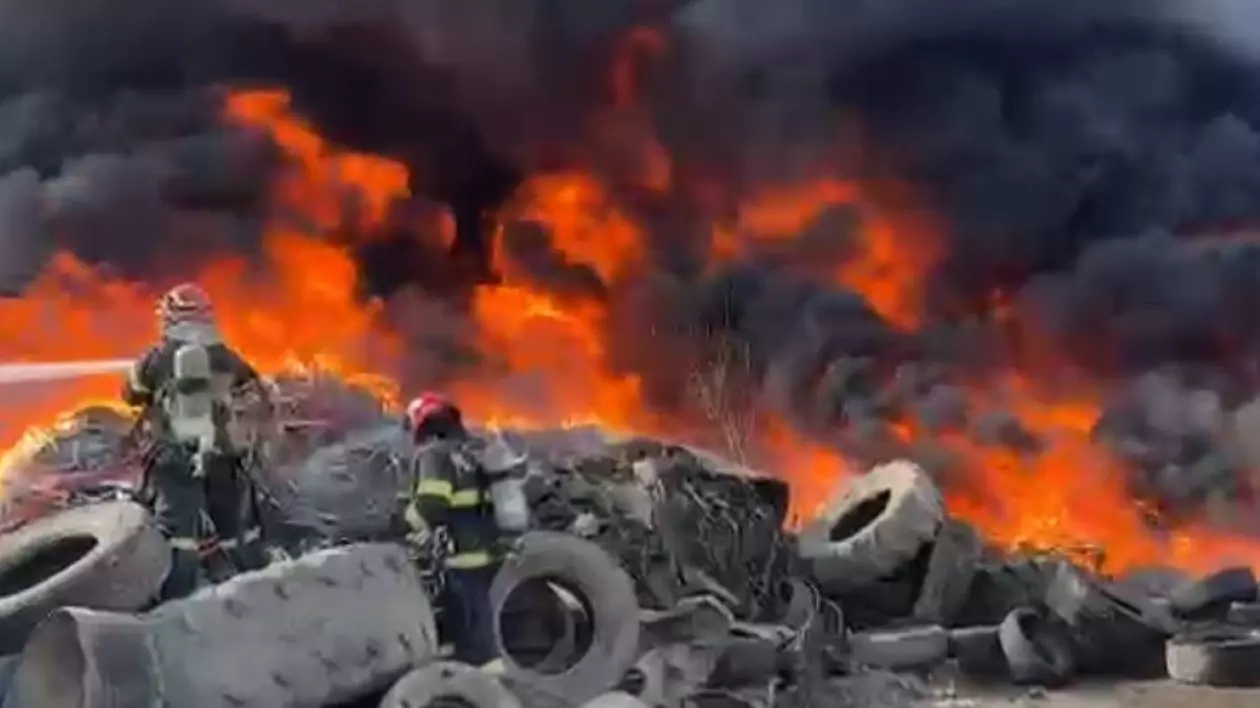 Pompierii se luptă cu flăcările puternice. Incendiul a izbucnit la SC Remat Tulcea