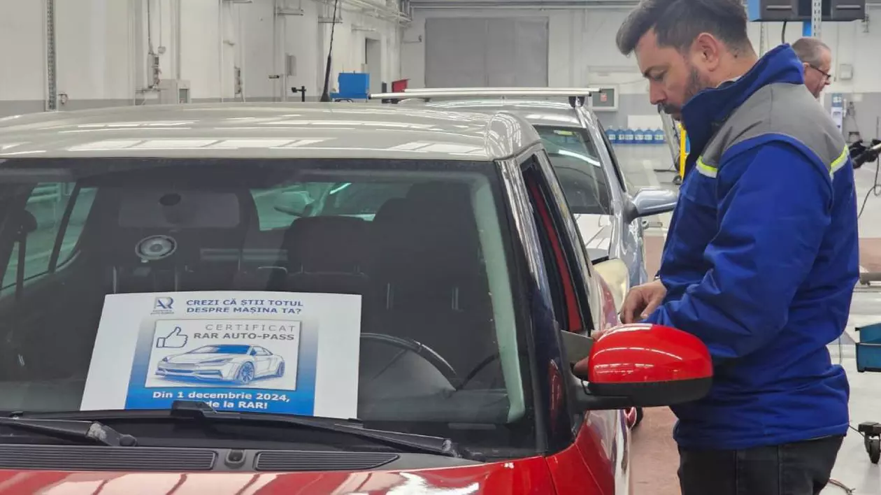 inspector registrul auto roman imbracat in salopeta langa o masina rosie in timpul verificarilor