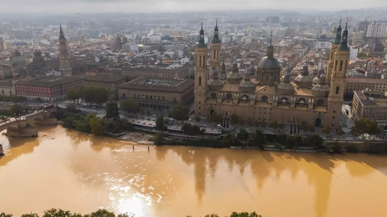 Vedere aeriană a unei treceri abundente pe lângă Catedrala Bazilica El Pilar după Dana Sursă: Profimedia