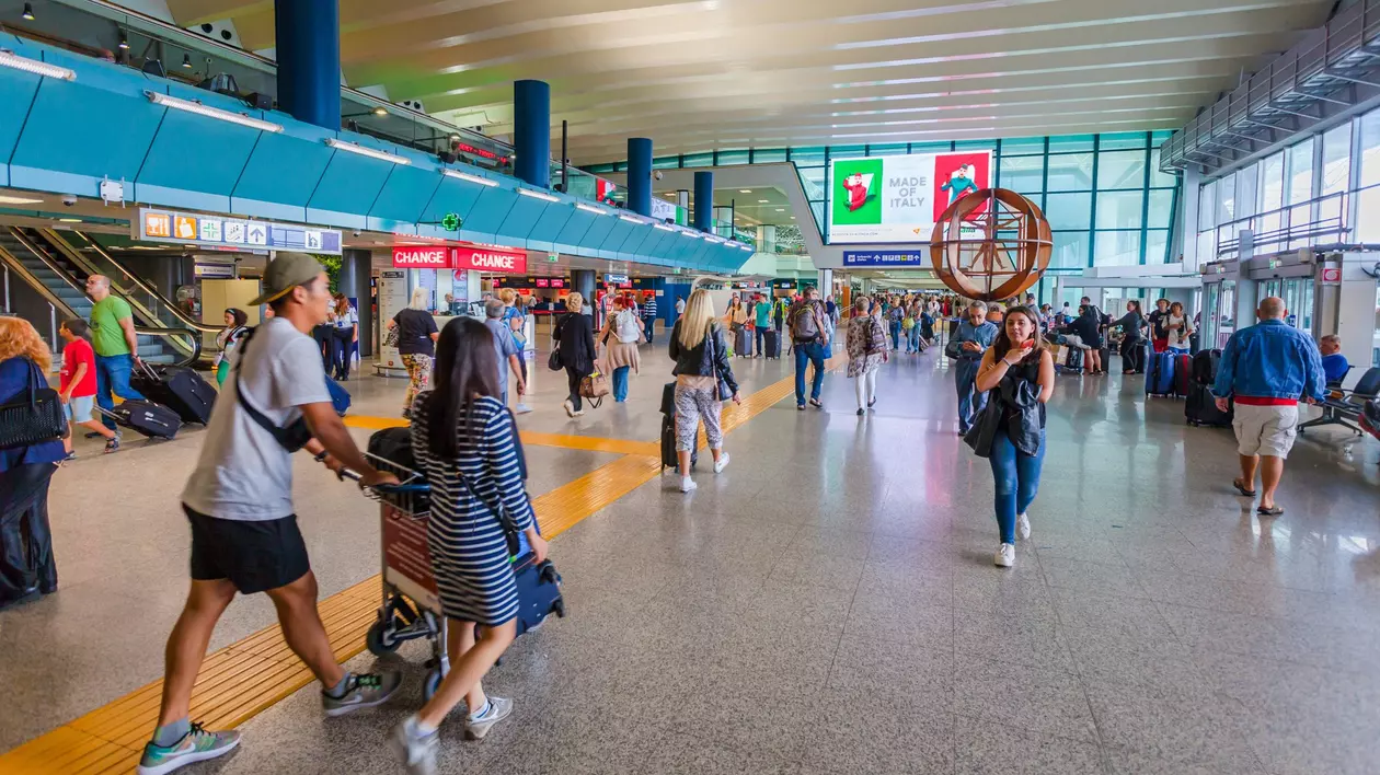Aeroport Italia. Romani plecati in Italia. Foto ilustrativ Shutterstock