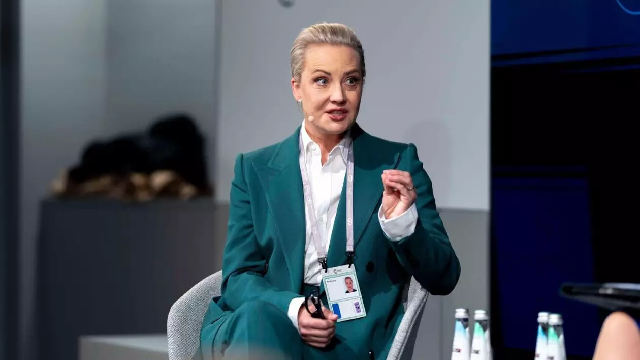 IULIA NAVALNAIA, președinta Consiliului consultativ, Fundația Anticorupție, la cea de-a 61-a Conferință de Securitate de la München (MSC) de la Hotel Bayerischer Hof. Femeia este îmbrăcată elegant, într-un costum de culoare verde și gesticulează din mâini
