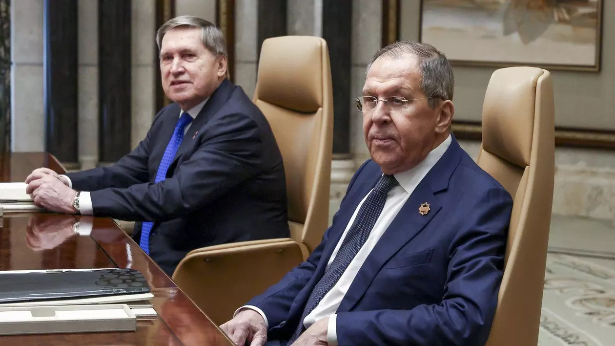 Iuri Ușakov (în plan îndepărtat) și Serghei Lavrov la summitul de la Riad Foto: Profimedia