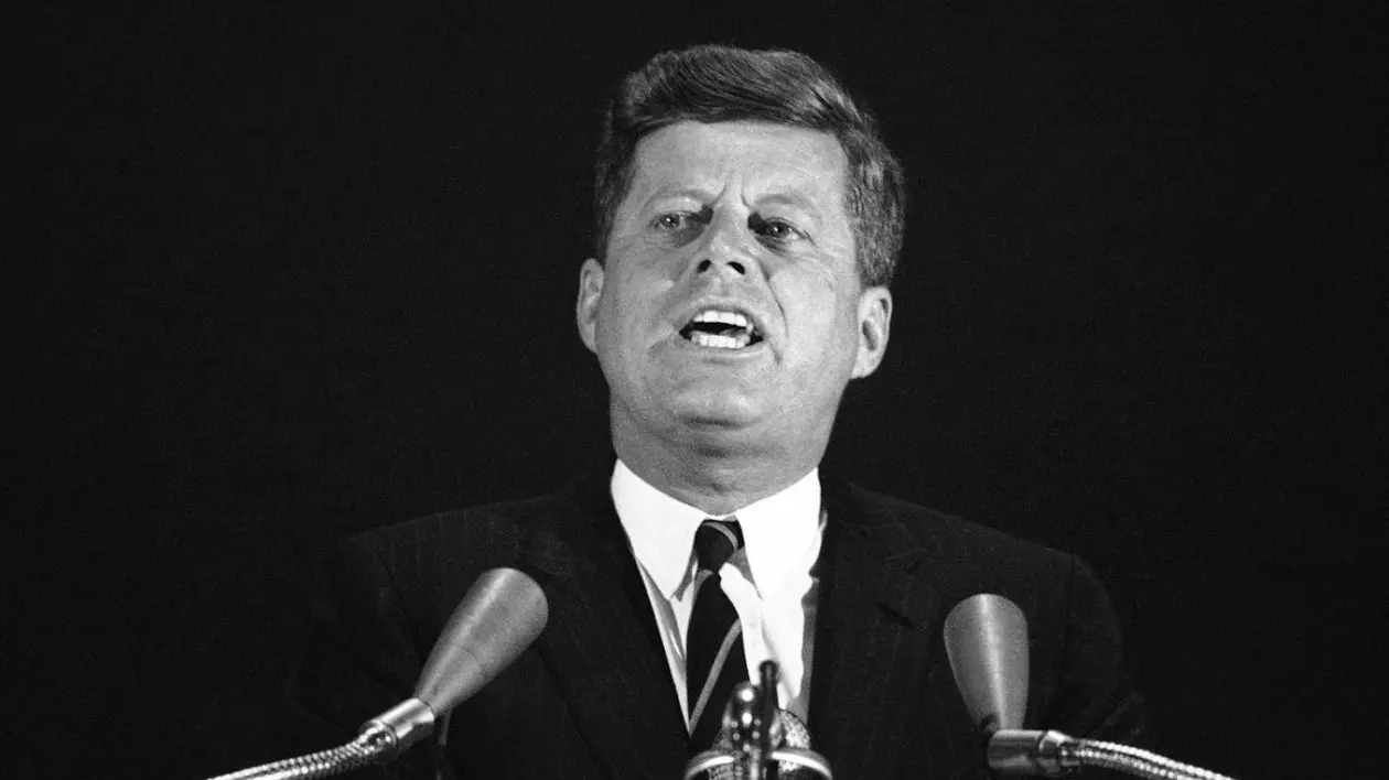 Președintele John F. Kennedy, în timpul discursului său către sindicatul United Auto Workers din Atlantic City. NJ, pe 8 mai 1962. Președintele a zburat aici de la Washington și apoi s-a întors în capitală cu elicopterul. Sursă: Profimedia Images