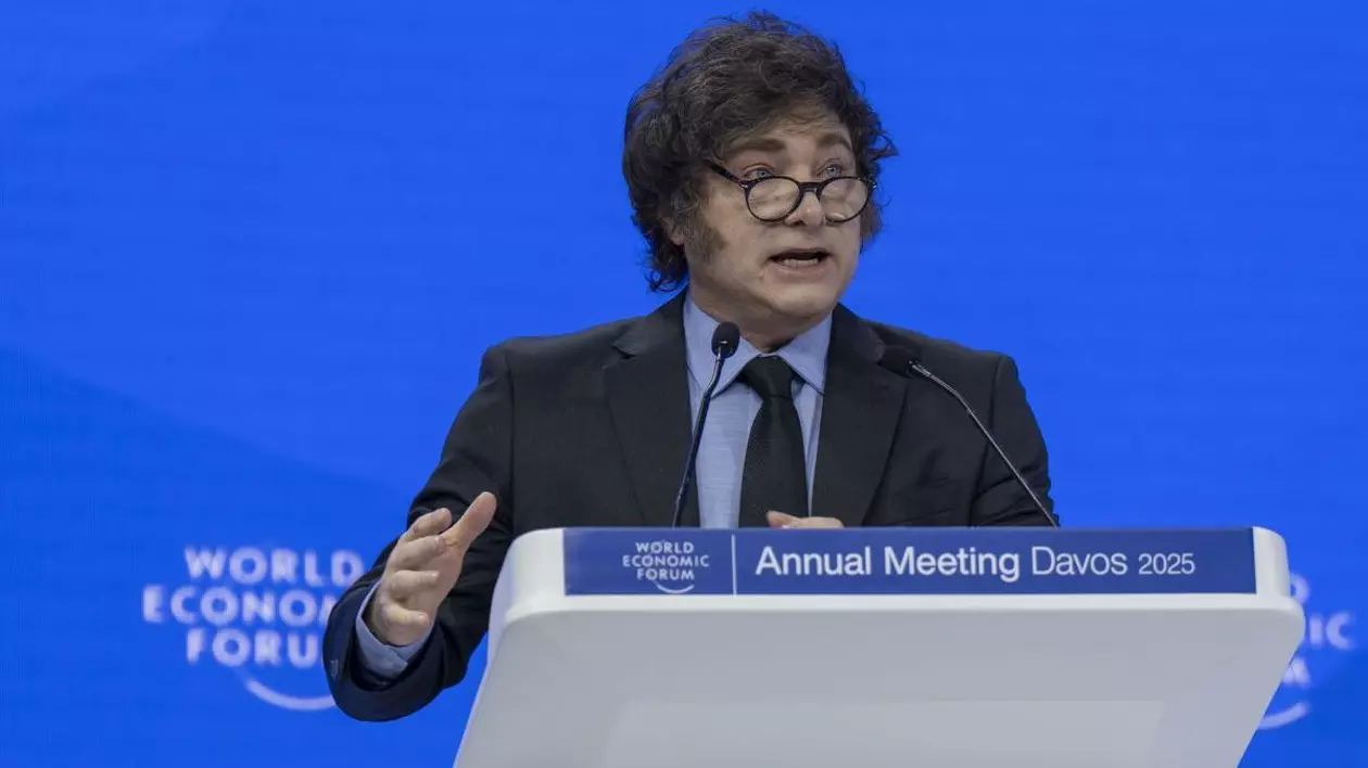 23 ianuarie 2025, Elveția, Davos: Președintele Argentinei Javier Milei se adresează audienței în timpul reuniunii anuale a Forumului Economic Mondial (WEF). Președintele Argentinei poartă ochelari și este îmbrăcat cu un costum negru