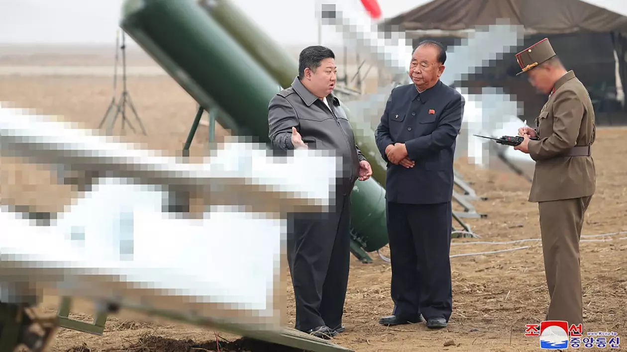 Kim Jong Un surprins lângă o dronă kamikaze.