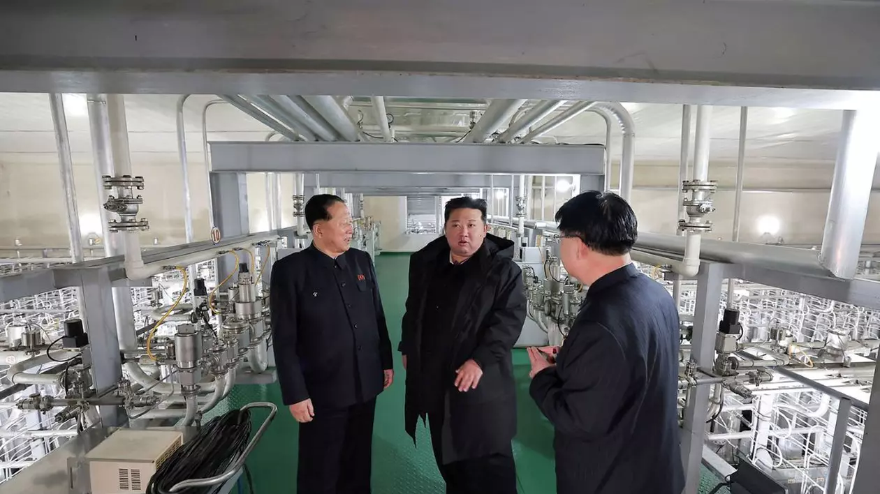 Liderul nord-coreean Kim Jong Un inspectează un loc de producere a materialelor nucleare, într-o locație necunoscută din Coreea de Nord. Este însoțit de mai mulți colaboratori și privește cu atenție laboratorul