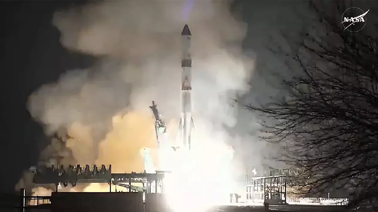 O rachetă Roscosmos decolează noaptea de pe cosmodromul Baikonur din Kazahstan.