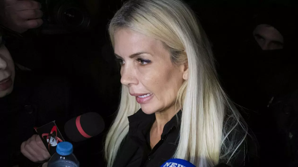 Laura Vicol, imediat după ce a fost reținută de procurorii DIICOT, la ieșirea din instituție.