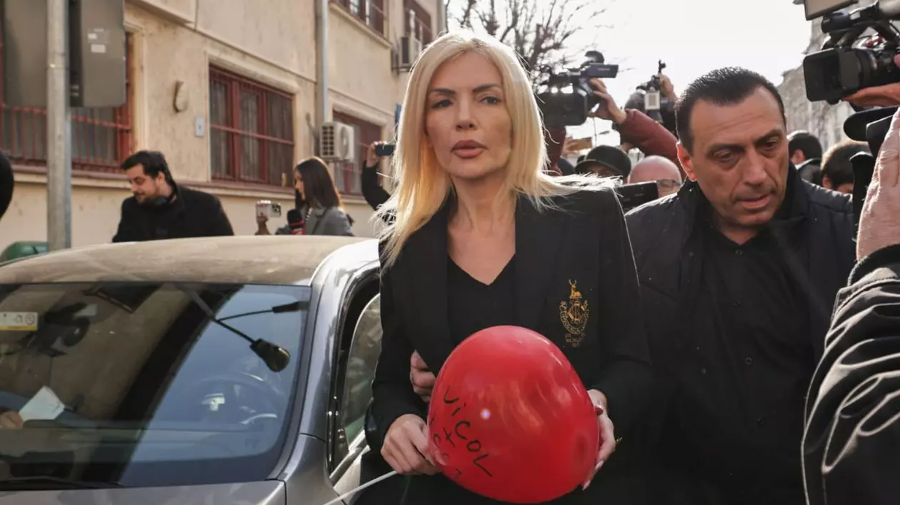 Laura Vicol, părăsind arestul central, cu un balon roșu în mână pe care este scris cu markerul „Vicol+ICCJ=♡”, 14 februarie 2025.