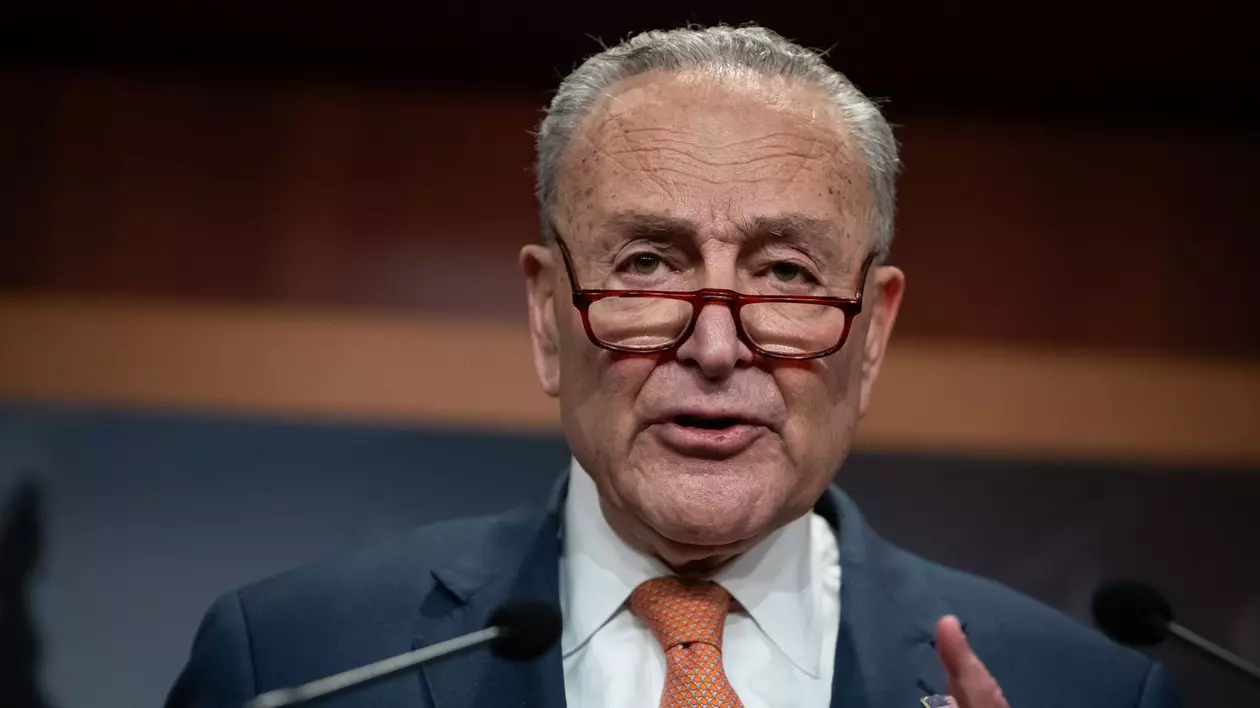 Liderul minorității din Senat, Chuck Schumer (D-NY), susține conferința de presă săptămânală a senatorilor democrați împreună cu liderul minorității din Camera Reprezentanților, Hakeem Jeffries (D-NY)