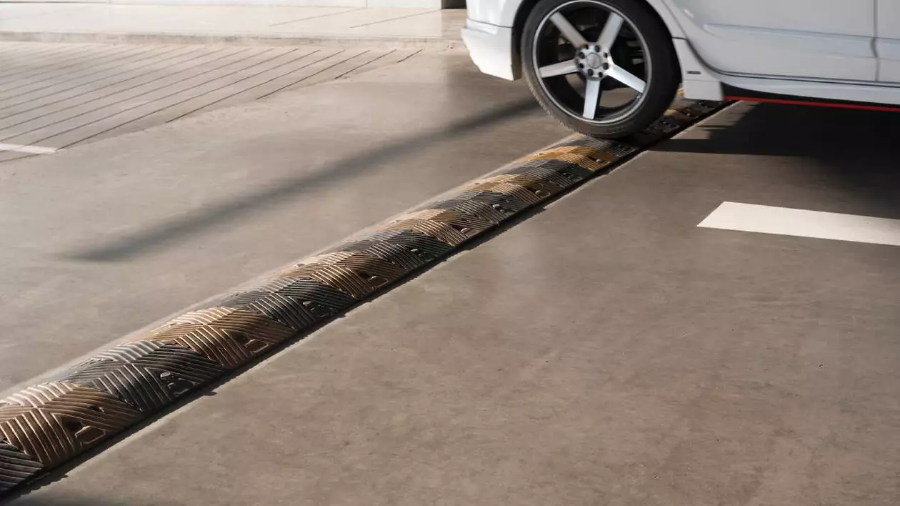 limitator viteza de viteza auto peste care trece o masina