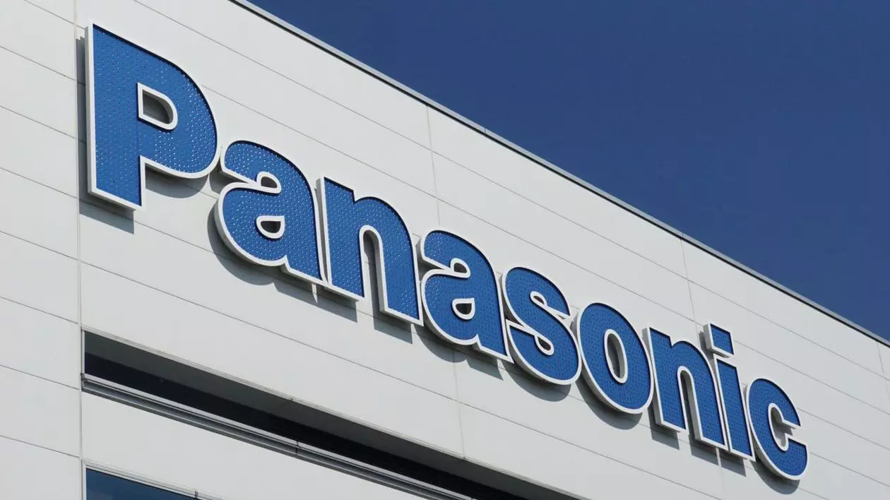 01 noiembrie 2018, Japonia, Fukuoka: O vedere a siglei companiei japoneze de electronice Panasonic pe o clădire a fabricii. Numele Panasonic este scris cu albastru