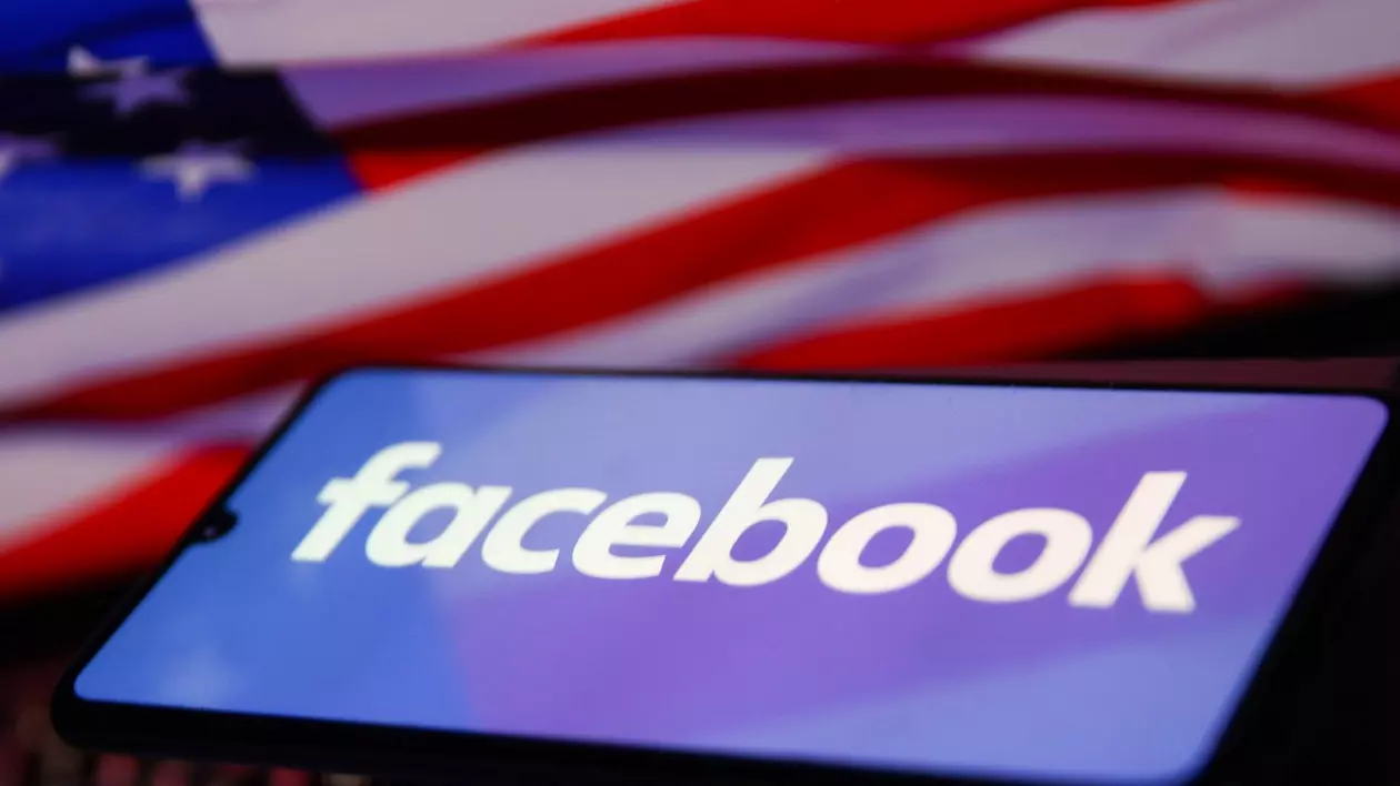 Logo-ul Facebook afișat pe ecranul unui telefon mobil cu steagul SUA în fundal