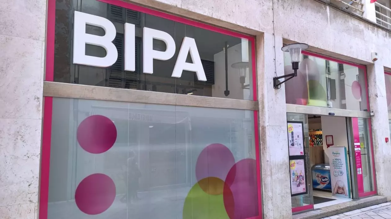 Un magazin BIPA, care are autocolante cu cercuri roz pe geam și ușa deschisă, se află la partenerul unei clădiri din Croația, 10 octombrie 2024