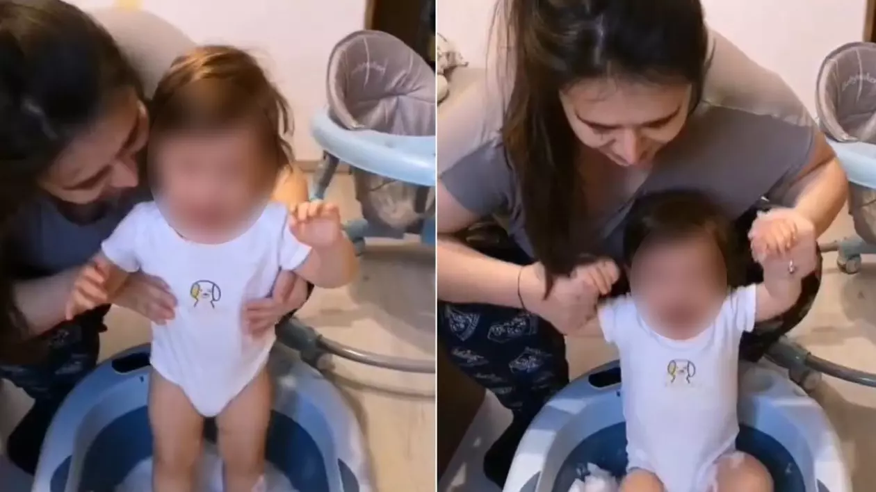 Colaj foto cu două imagini în care apare mama din București care își bagă copilul într-o albie plină cu zăpadă, în timp ce micuțul plânge