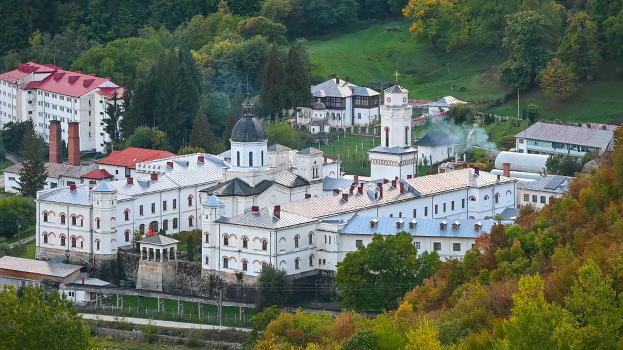 Mănăstirea Bistrița din Vâlcea – curiozități. Unde se află și ce poți vizita - Imagine aeriană asupra Mănăstirii Bistriţa.