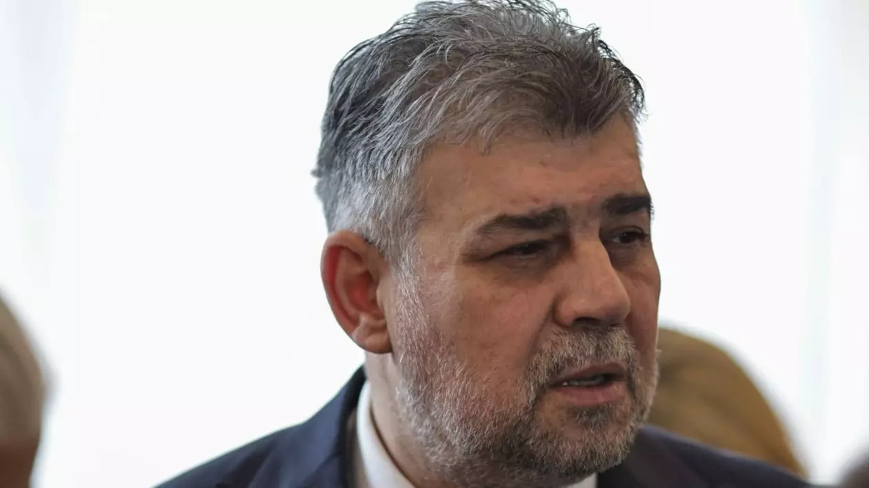 Premierul Marcel Ciolacu, pe un fundal alb, înainte de ședința de guvern unde se va adopta mecanismul de actualizare al salariului minim