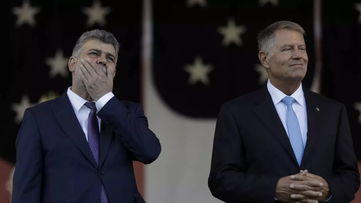 marcel ciolacu tinand mana la gura langa el este klaus iohannis