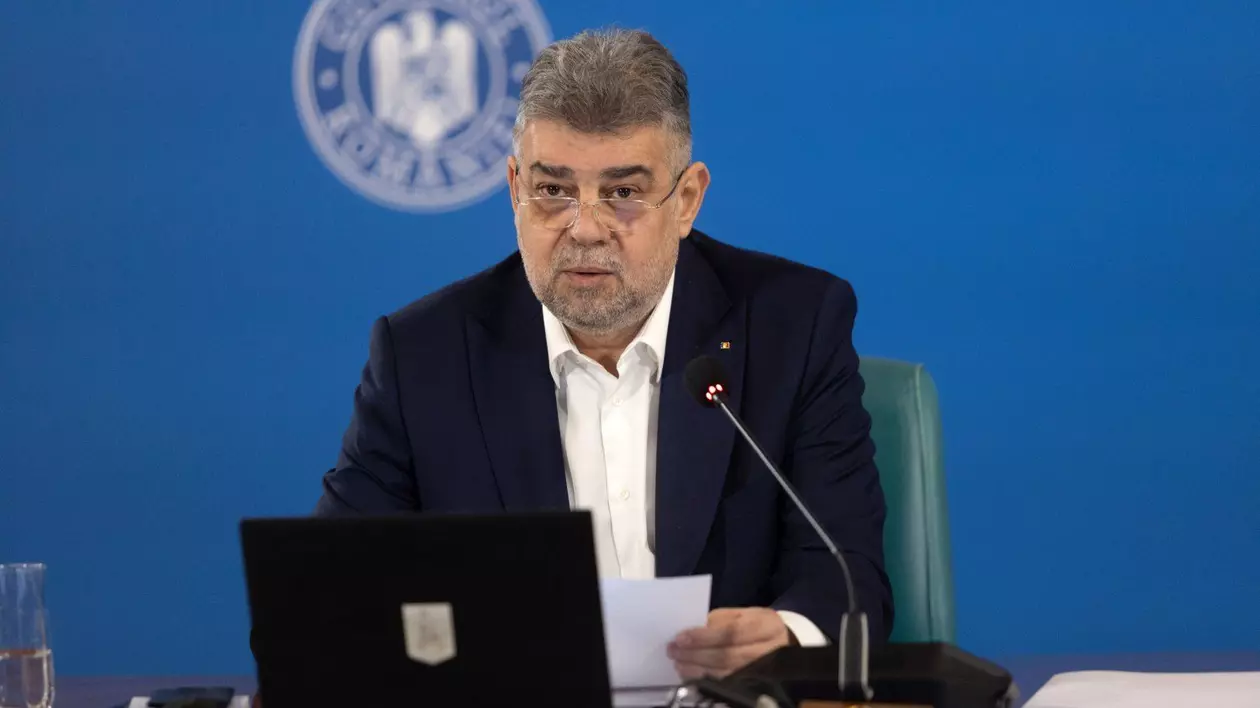 Premierul Marcel Ciolacu, la o ședință de Guvern, pe un fundal albastru