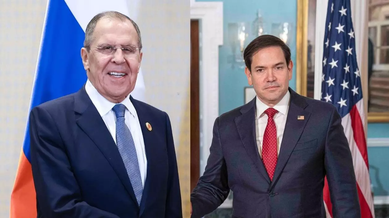 în stânga Serghei Lavrov, ministrul rus de externe, în dreapta Marco Rubio