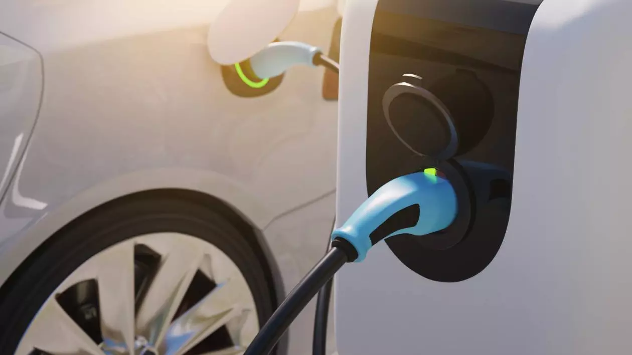 masina alba electrica conectata pentru incarcare