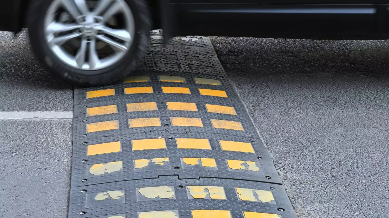 masina care trece peste un limitator de viteza