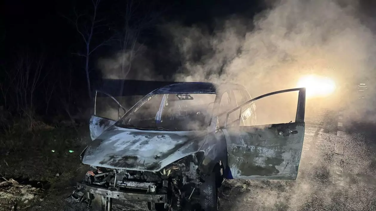 Mașina preotului Ciprian Mega, un morman de fiare după ce a luat foc pe drum