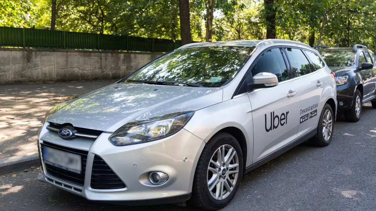 masina ford gri cu autocoland scris uber pe usa din stanga fata