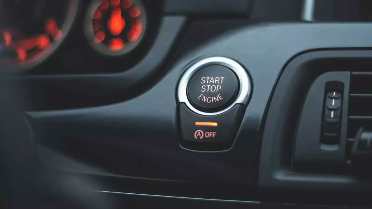 bord masina in prim plan butonul start stop engine