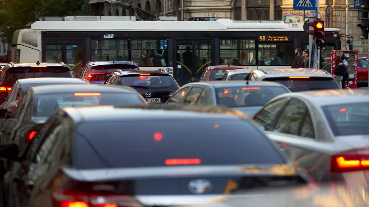 mașini în trafic, blocate într-un ambuteiaj