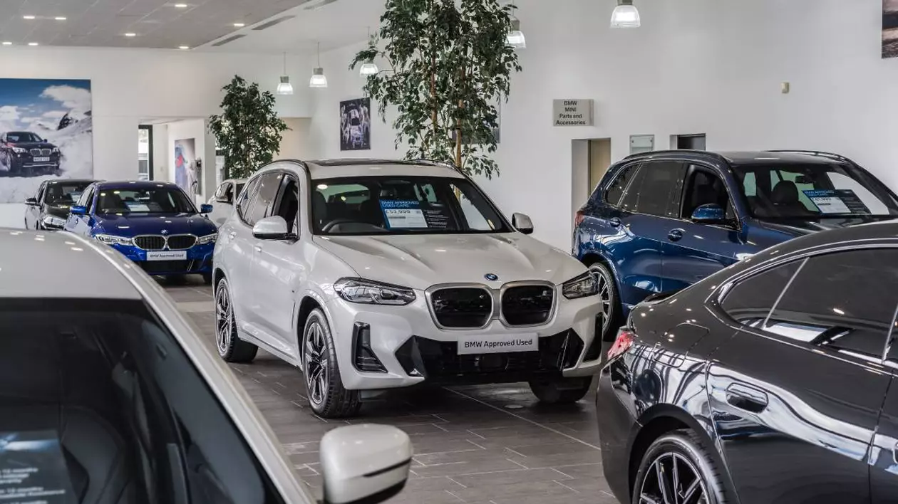 mai multe masini bmw in showroom