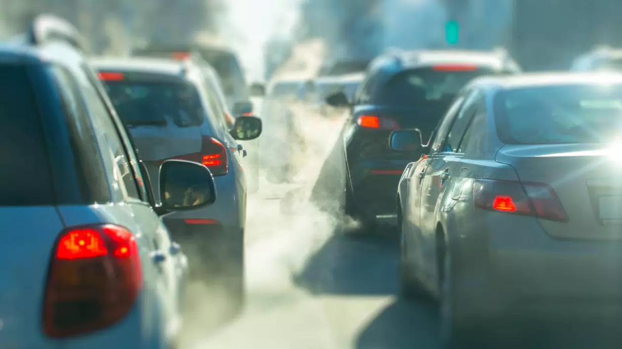 mai multe masini in trafic pe doua benzi de circulatie
