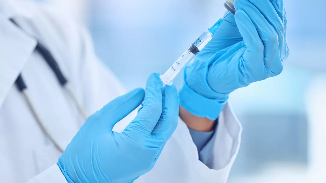 Un doctor care are o seringă în mână