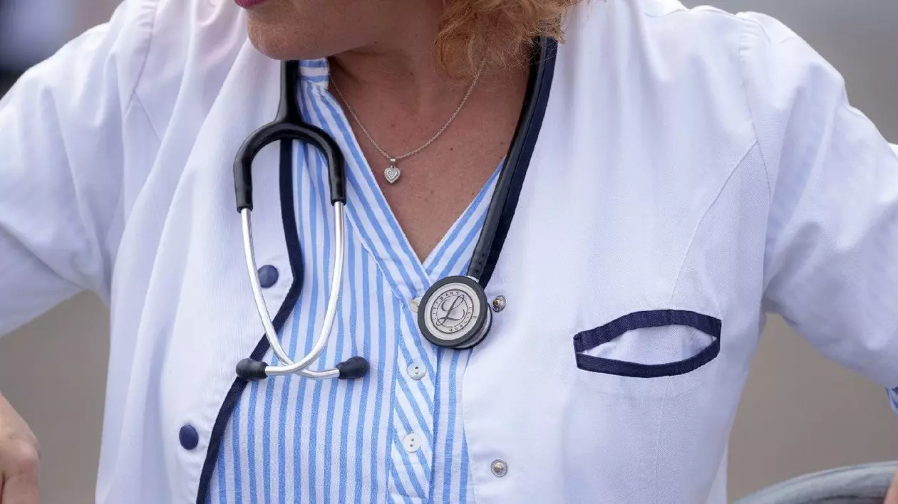 Un medic cu stetoscop la gât