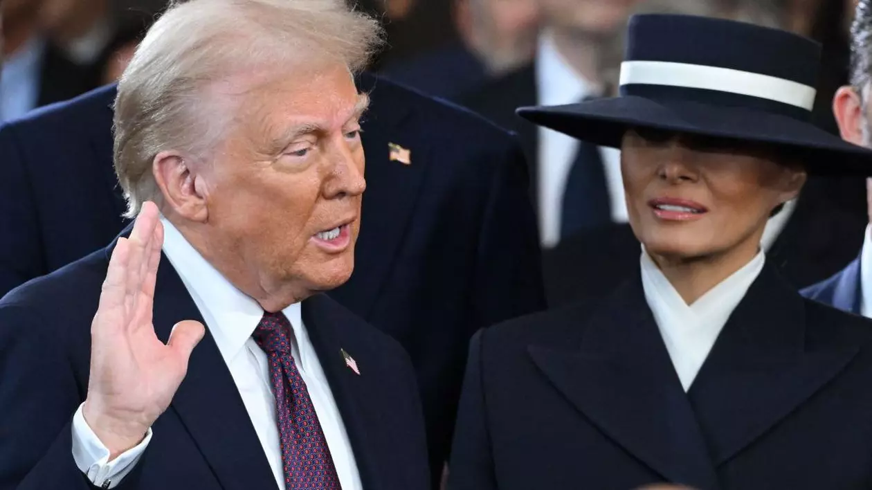 Donald Trump și JD Vance depun jurământul în funcție la Capitoliu în ziua învestirii lui Donald Trump ca cel de-al 47-lea președinte al Statelor Unite. Washington DC, 20 ianuarie 2025. Melania Trump se uită la soțul ei