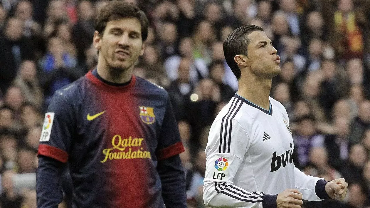 Lionel Messi și Cristiano Ronaldo, în perioada când evoluat pentru Barcelona, respectiv Real Madrid. Ambii sunt concentrați pe teren
