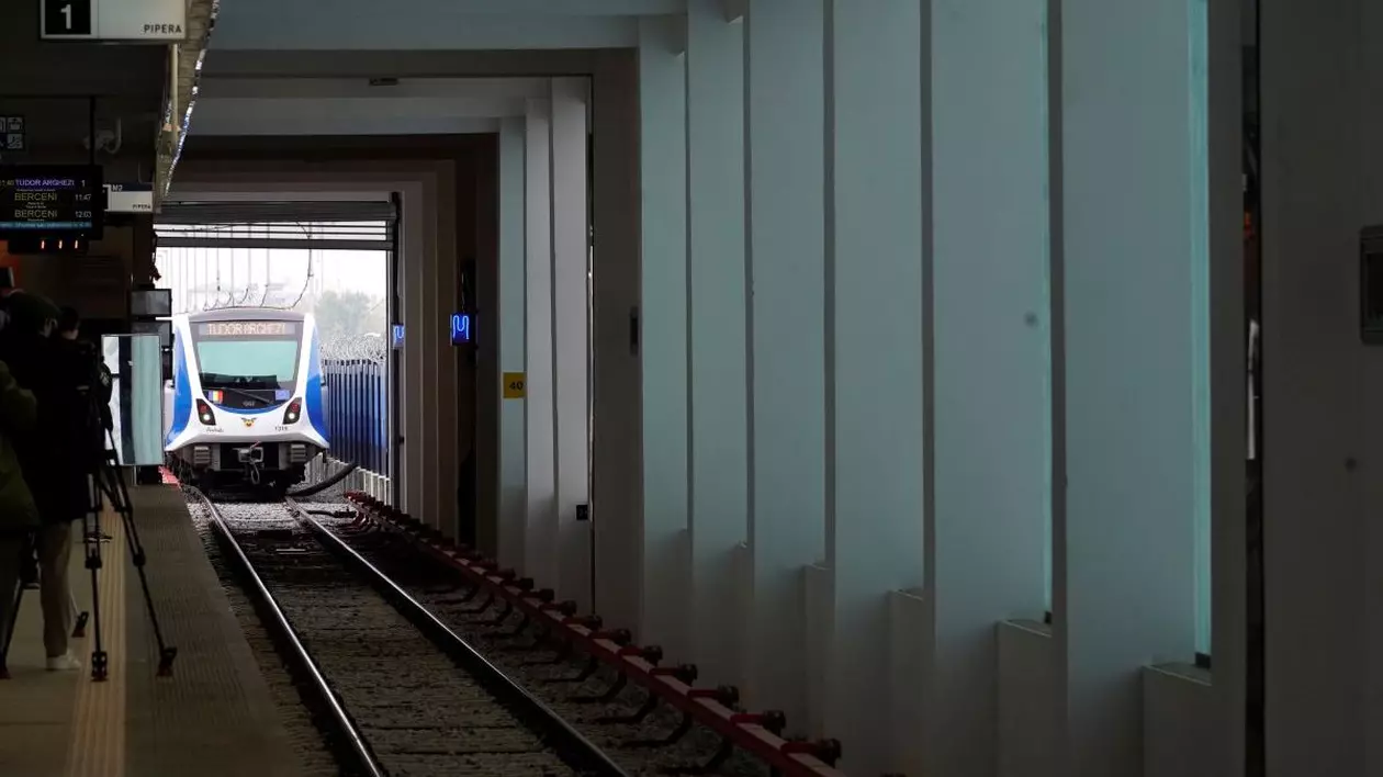 Noua statie de metrou Tudor Arghezi si o parcare etajata aflate in proximitatea Drumului National Centura Bucuresti (DNCB), pe soseaua Berceni, au fost deschise publicului, miercuri, 15 noiembrie, 2023