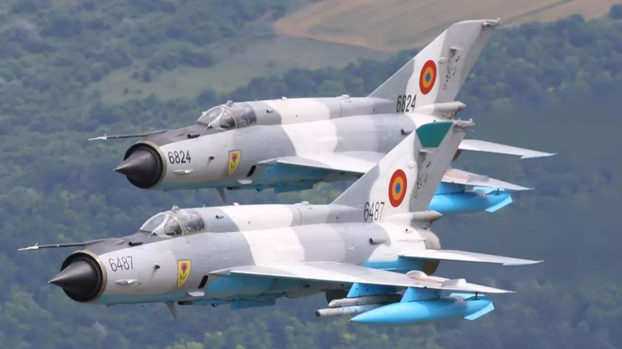 Două avioane MiG-21-LanceR in zbor.