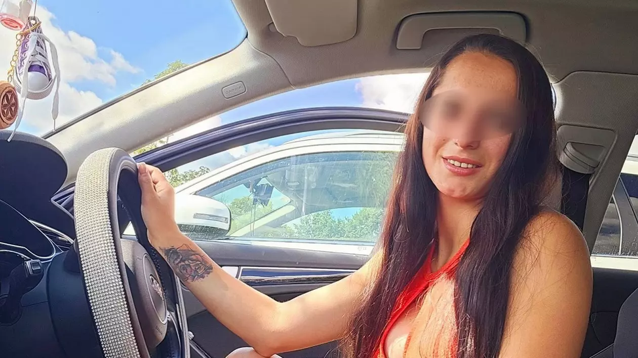 În imagine este Mihaela P, într-o mașină